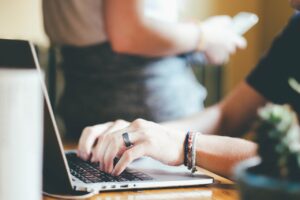 介護の転職で身体的負担が少ない職場はどこですか？