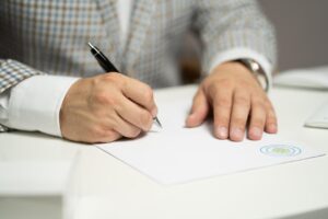 介護の転職で契約社員と正社員の違いを比較すると？
