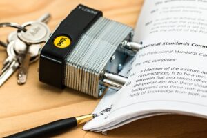 介護転職における契約社員と正社員の比較ポイントは？