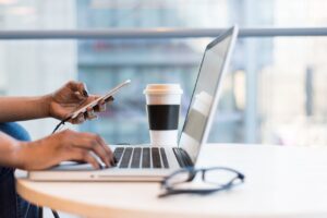未経験から介護に転職する際の研修充実した求人はどこにある？